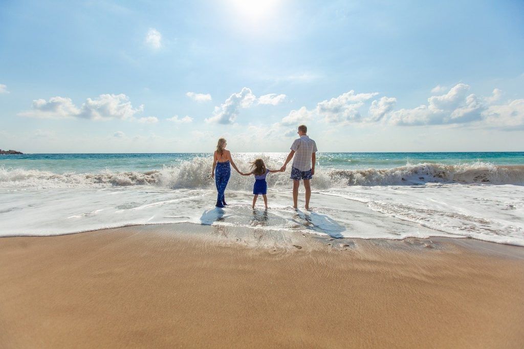 Familia en una playa de Maldivas