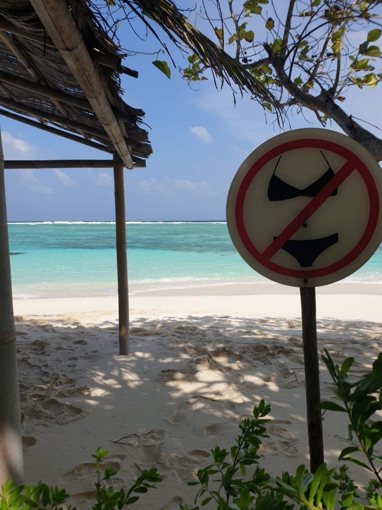 Señal en playa de las Islas Locales de Maldivas