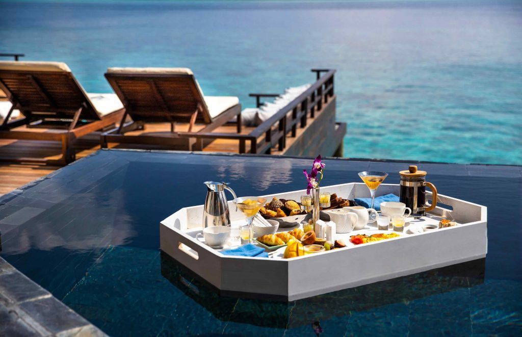 Desayuno en la piscina del OZEN Reserve Bolifushi