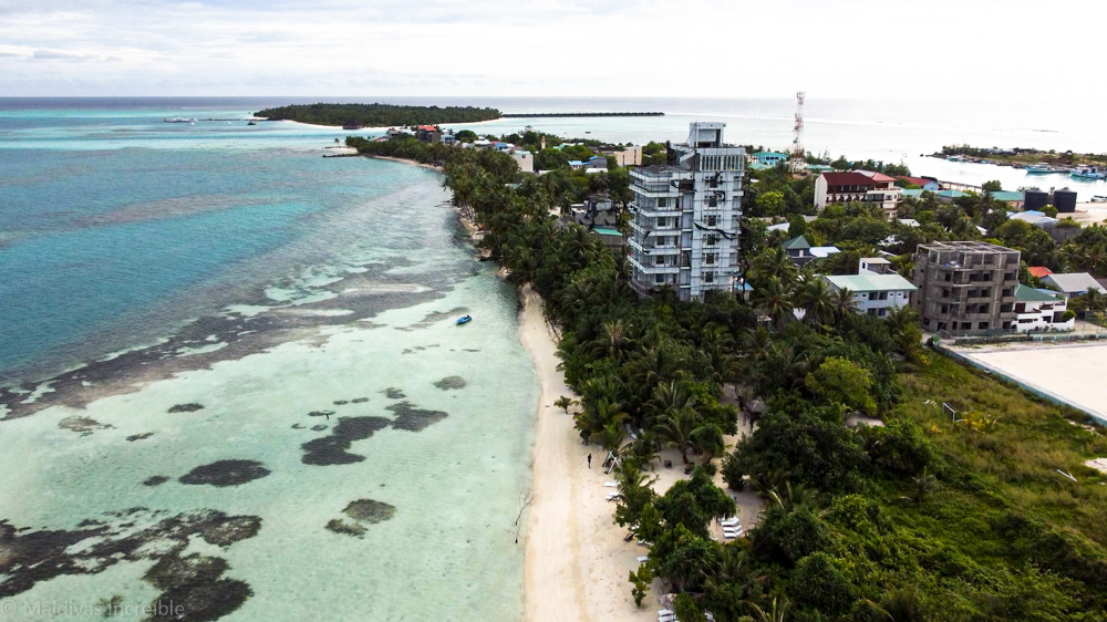 Vista aérea de la isla local de Dhiffushi en Maldivas